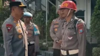 oknum-penyidik-sat-lantas-polrestabes-surabaya-berinisial-s-pakai-helm-merah-terduga-pelaku-pungli-pengurusan-surat-laka-saat-ditegur-kapolrestabes-surabaya-instagram-at-luthfiedaily-EaG7i