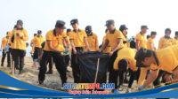 Green Policing : Polresta Tuban Bersihkan Sampah dan Tanam 200 Cemara di Pantai Jenu